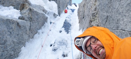 KLATRING PÅ DANSAM: Kos på stand mens Juho klatrer vertikal slush-snø på Dansam (K13). Foto: Eivind Hugaas