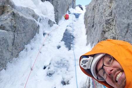 KLATRING PÅ DANSAM: Kos på stand mens Juho klatrer vertikal slush-snø på Dansam (K13). Foto: Eivind Hugaas KLATRING PÅ DANSAM: Kos på stand mens Juho klatrer vertikal slush-snø på Dansam (K13). Foto: Eivind Hugaas