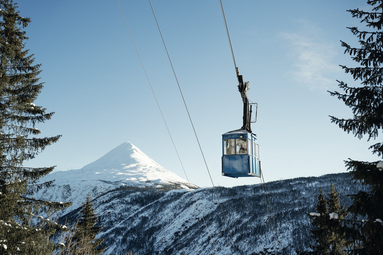 UT AV MØRKET: Krossobanen på Rjukan ble bygget for å løfte arbeiderne opp i lyset. I bakgrunnen: Gaustatoppen. Foto: Anki Grøthe