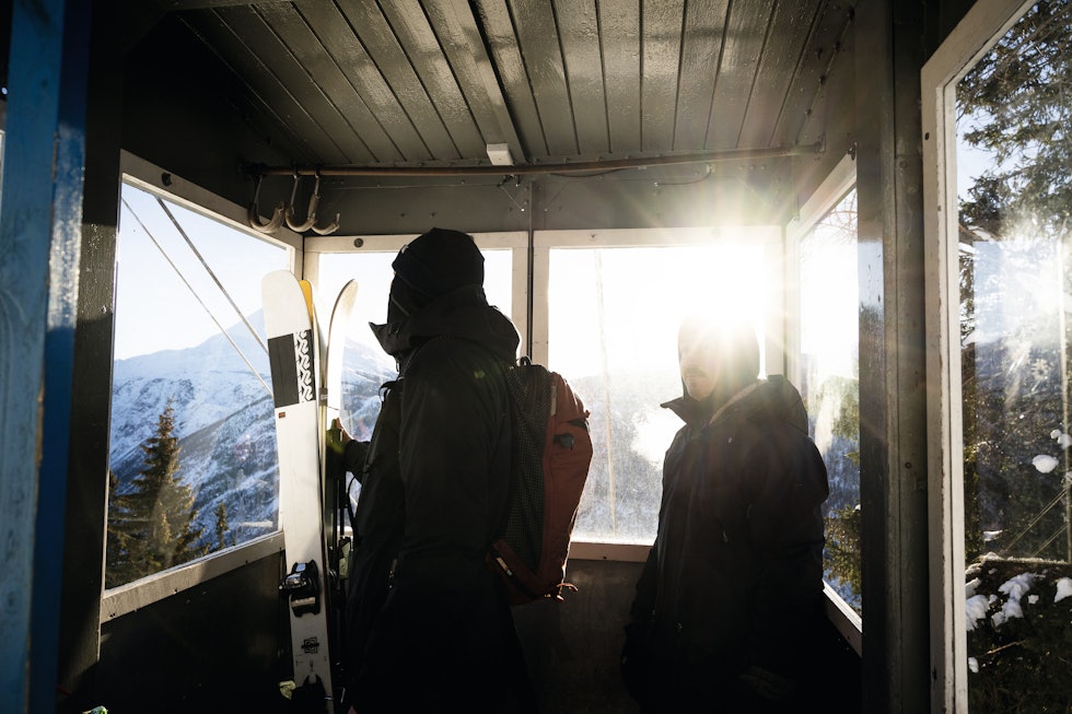 SNØ, INDUSTRIHISTORIE OG ARKITEKTUR: Sondre Loftsgarden (på ski) og Henning Reinton (med ryggen til inne i gondolen) nyter en orginal troika på Rjukan. Alle foto: Anki Grøthe SNØ, INDUSTRIHISTORIE OG ARKITEKTUR: Sondre Loftsgarden (på ski) og Henning Reinton (med ryggen til inne i gondolen) nyter en orginal troika på Rjukan. Alle foto: Anki Grøthe