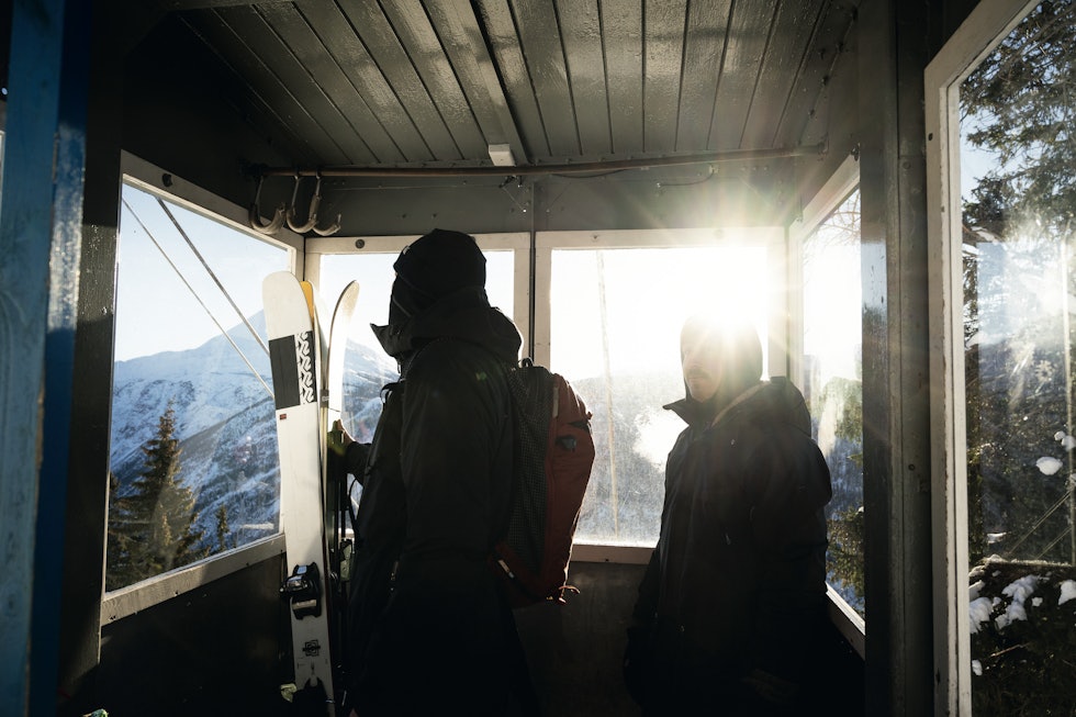 SNØ, INDUSTRIHISTORIE OG ARKITEKTUR: Sondre Loftsgarden (på ski) og Henning Reinton (med ryggen til inne i gondolen) nyter en orginal troika på Rjukan.  Alle foto: Anki Grøthe