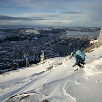 HALVVEIS NED: Asbjørn Hellås setter en sving ved toppen av (gamle) Ulriksbanen i Bergen. Det ser fint ut, men vi anbefaler egentlig bare å kjøre halvveis ned her. Foto: Øystein Bjelland