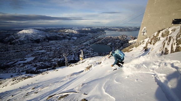 HALVVEIS NED: Asbjørn Hellås setter en sving ved toppen av (gamle) Ulriksbanen i Bergen. Det ser fint ut, men vi anbefaler egentlig bare å kjøre halvveis ned her. Foto: Øystein Bjelland