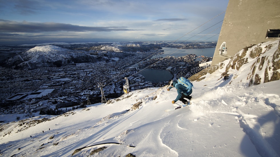 HALVVEIS NED: Asbjørn Hellås setter en sving ved toppen av (gamle) Ulriksbanen i Bergen. Det ser fint ut, men vi anbefaler egentlig bare å kjøre halvveis ned her. Foto: Øystein Bjelland HALVVEIS NED: Asbjørn Hellås setter en sving ved toppen av (gamle) Ulriksbanen i Bergen. Det ser fint ut, men vi anbefaler egentlig bare å kjøre halvveis ned her. Foto: Øystein Bjelland