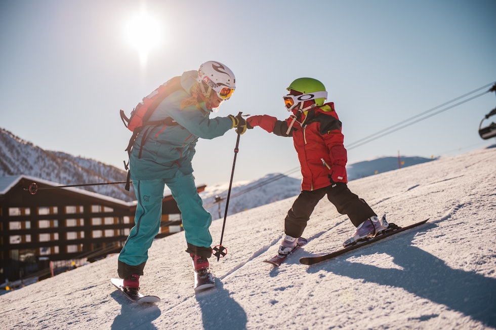 Skiglede for heile familien. Myrkdalen Hotel i bakgrunnen, med ski inn ski ut til familievenlege bakkar. Skiglede for heile familien. Myrkdalen Hotel i bakgrunnen, med ski inn ski ut til familievenlege bakkar.