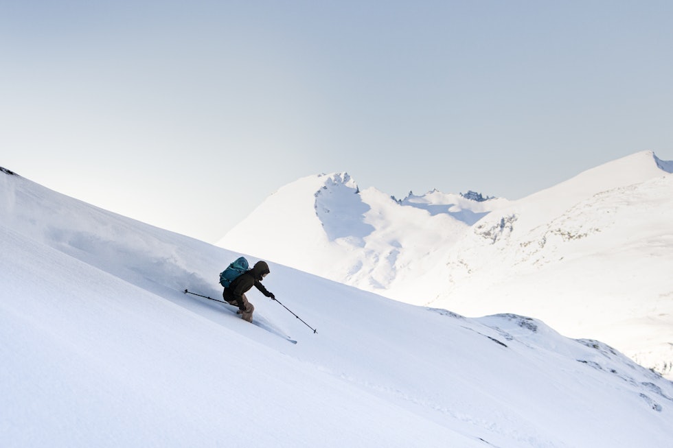 Iskaldt: Sol Idland drar på og finner god snø i den iskalde nordsiden ned mot Hevsdalen. I bakgrunnen skimtes fjella som utgjør rammene rundt Hjørundfjorden. Iskaldt: Sol Idland drar på og finner god snø i den iskalde nordsiden ned mot Hevsdalen. I bakgrunnen skimtes fjella som utgjør rammene rundt Hjørundfjorden.