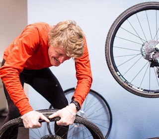 URETTFERDIG: Å montere piggdekk på sykkel blir av mange omtalt som en typisk verkstedsjobb. Det er feil, det er akkurat like enkelt som med vanlige dekk. Foto: Henrik Alpers. URETTFERDIG: Å montere piggdekk på sykkel blir av mange omtalt som en typisk verkstedsjobb. Det er feil, det er akkurat like enkelt som med vanlige dekk. Foto: Henrik Alpers.