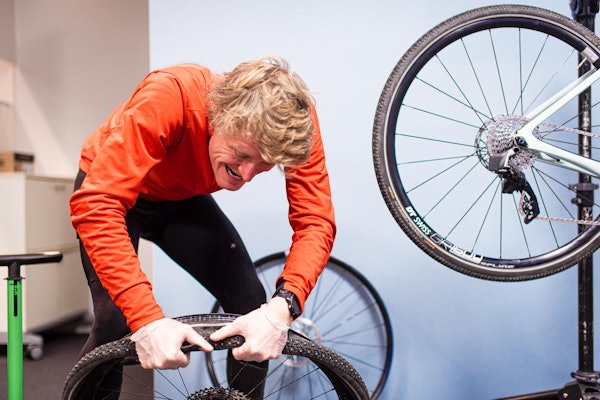 URETTFERDIG: Å montere piggdekk på sykkel blir av mange omtalt som en typisk verkstedsjobb. Det er feil, det er akkurat like enkelt som med vanlige dekk. Foto: Henrik Alpers. URETTFERDIG: Å montere piggdekk på sykkel blir av mange omtalt som en typisk verkstedsjobb. Det er feil, det er akkurat like enkelt som med vanlige dekk. Foto: Henrik Alpers.