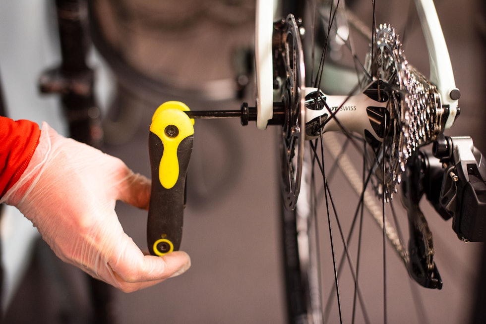 MANGE VEIER TIL ROM: Å skru av hjulet er en enkel sak. Her på en sykkel med gjennomgående aksling. Foto: Henrik Alpers.