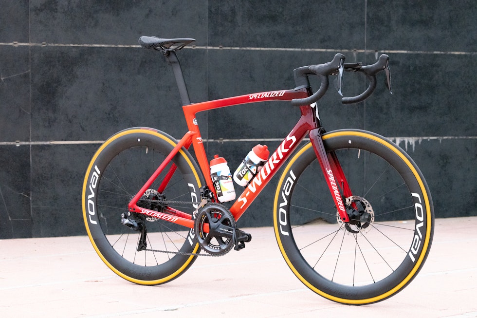 OSS' SYKKEL: Daniel Oss er sykkelfeltets fremste hardrock-entusiast. Han må likevel finne seg i lik sykkel som resten av Team Total Energies Specialized Tarmac SL 7 Team Total Energies