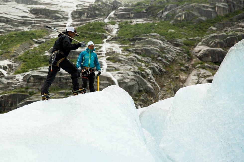 ARBEIDSVERKTØY: Sherpaene på Nigardsbreen er vant til å ta imot turister som vil  bevege seg på den gamle isen. Foto: Line Hårklau