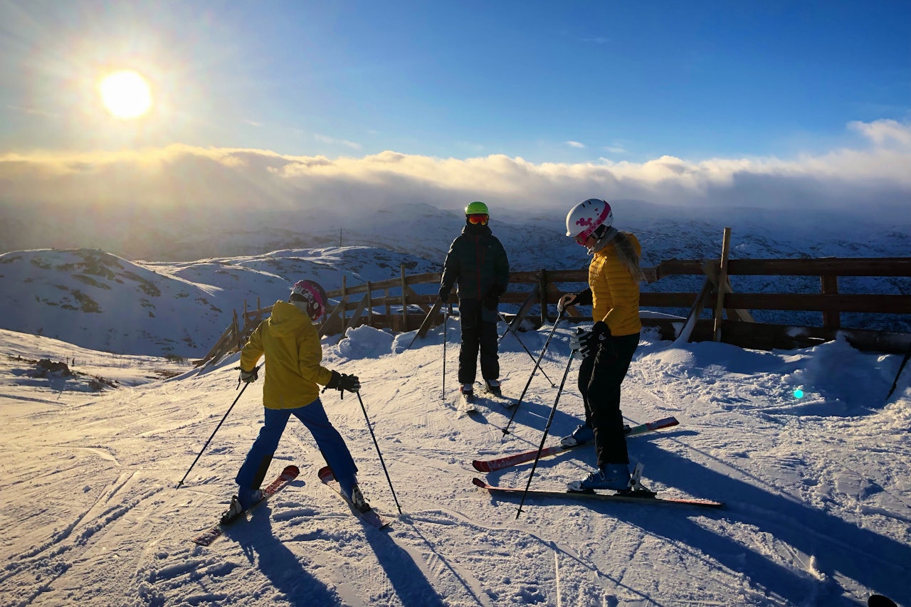 tre personer på ski