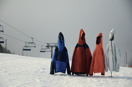 Bildetekst: ISOLERTE JAKKER: Fra venstre: Norrøna Lofoten, Norrøna Tamok, Helly Hansen Odin og Sweet Apex fotografert på toppen av Wyllerløypa. Foto: Erlend Sande