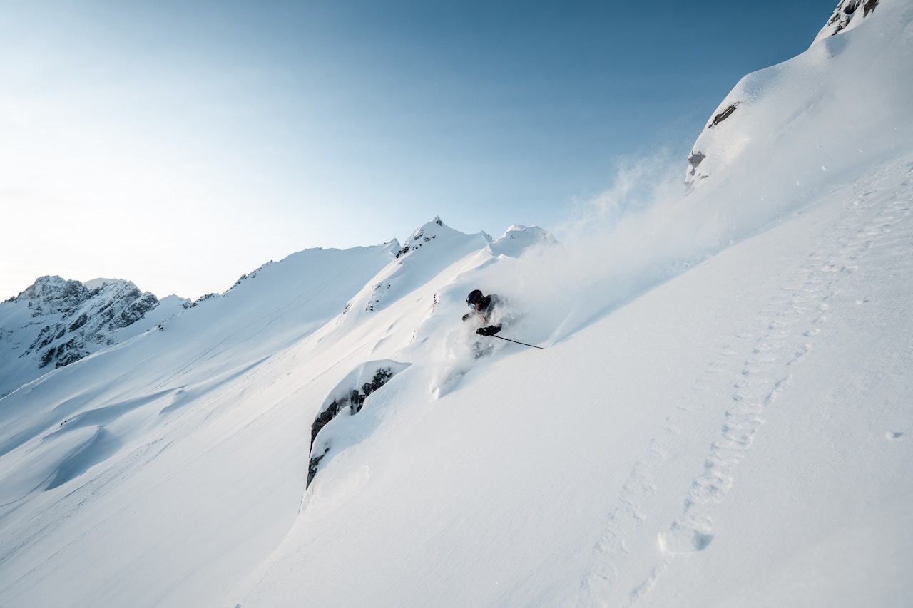 PARTAJ: Det var ikke mye å utsette på snøforholdene på Sunnmøre denne uka! Foto: Simon Sjøkvist Topptur på Svinetind