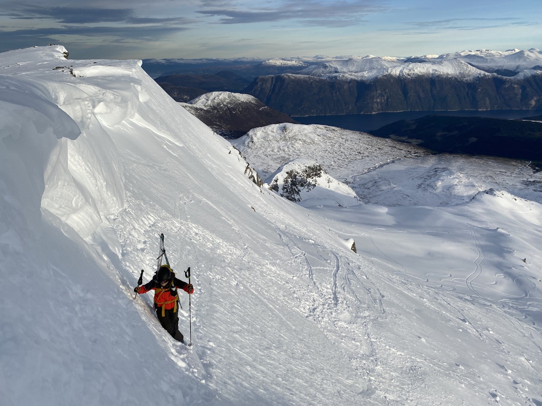 Siv-Elin Skogen på vei mot Åbittinden med Bergans´ skalljakke. Foto: Tore Meirik Vi har testet Bergans Senja skijakke for dame