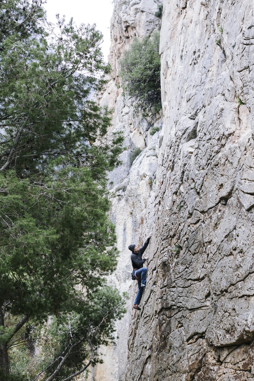 LOS ALBARCONES: Erik Nerell på vei opp en vegg full av formasjoner på Los Albarcones. Foto: Hanna Jordan