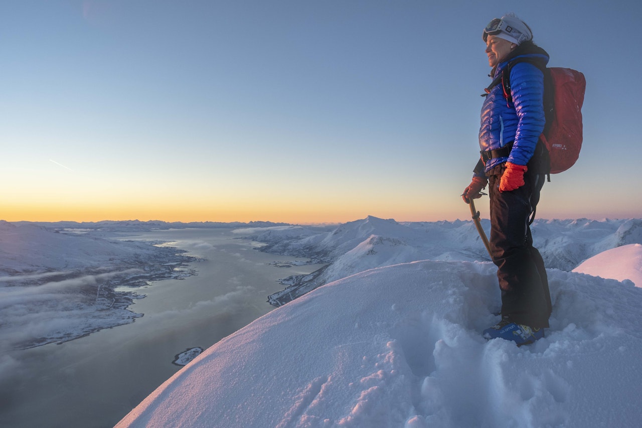 SOL! Ellen Høgset kan endelig myse mot sola fra toppen av Kongsviktinden ved Harstad. Foto: Fred Åge Hol På topptur ved Harstad