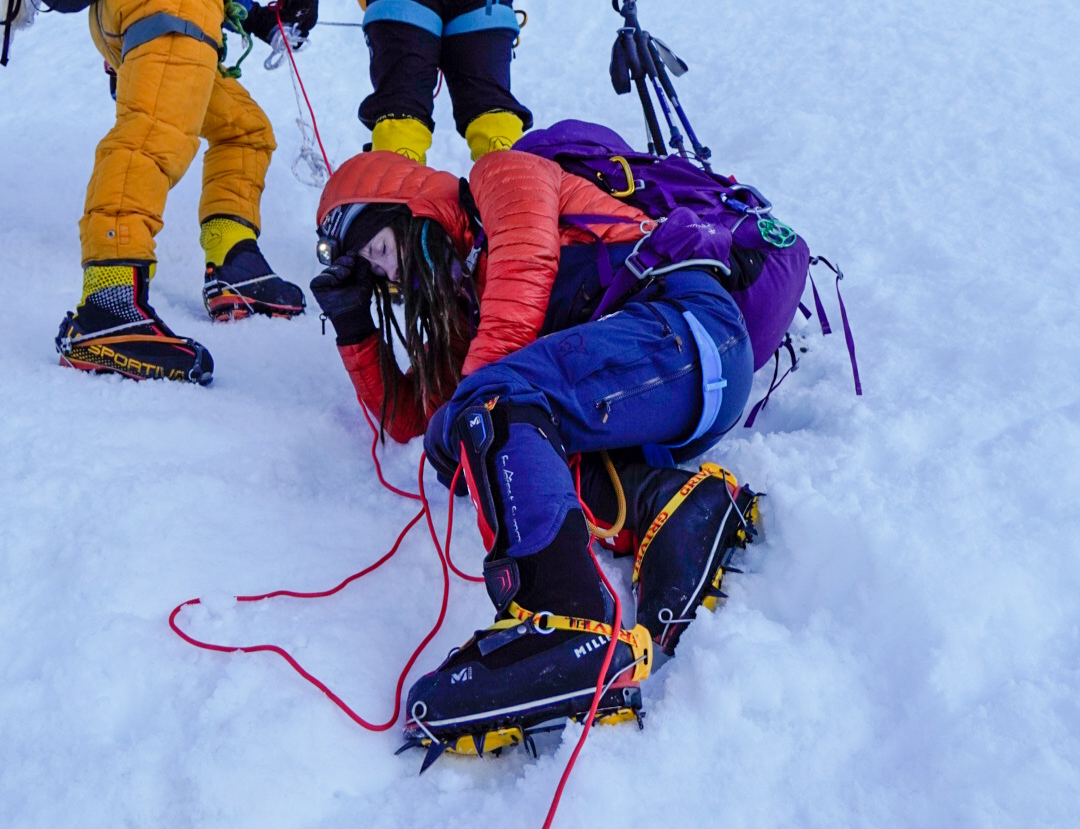 HØYDE-SYMPTOMER: Toppstøtet til Island Peak ble en tøff og lite hyggelig tur med blant annet for lite akklimatisering. Men hun nådde likevel toppen. Foto: Privat HØYDE-SYMPTOMER: Toppstøtet til Island Peak ble en tøff og lite hyggelig tur med blant annet for lite akklimatisering. Men hun nådde likevel toppen. Foto: Privat