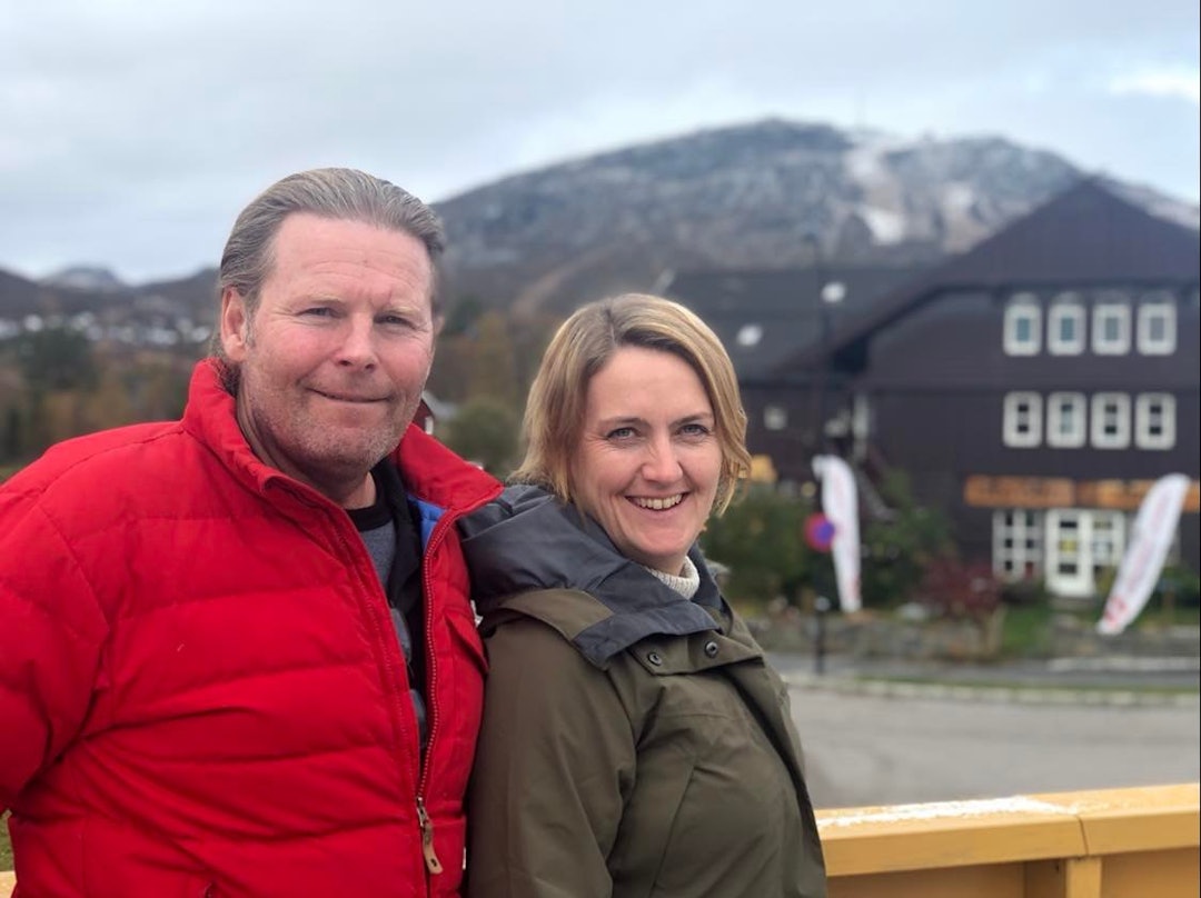 TAR GREP: Konsernsjef i Hovden Alpin Resort AS, Ann-Torill Briksdal, har måtte øke prisene. Her sammen med daglig leder av Hovden Alpinsenter, Sture Christian Bodahl-Pilegård. Foto: Anders Holtet