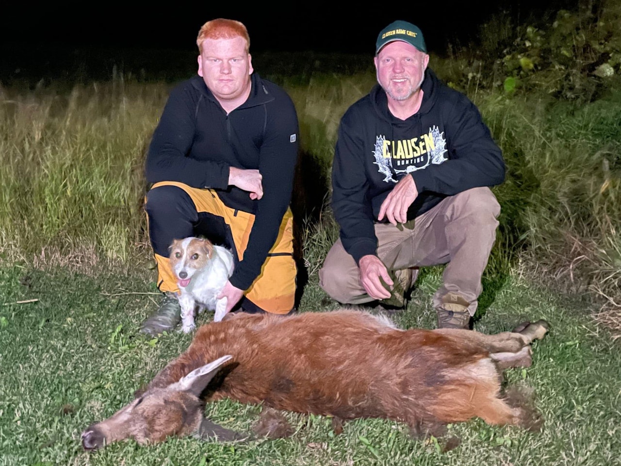 Kristoffer Clausen (til høyre) har felt en hjort med termisk utstyr på ordinær jakt hos grunneier Finn-Christian Hundseth Holm (til venstre). Foto: Skjermdump fra Faceook Termisk utstyr ved ordinær hjortejakt, Kristoffer Clausen. Foto: Skjermdump fra Faceook