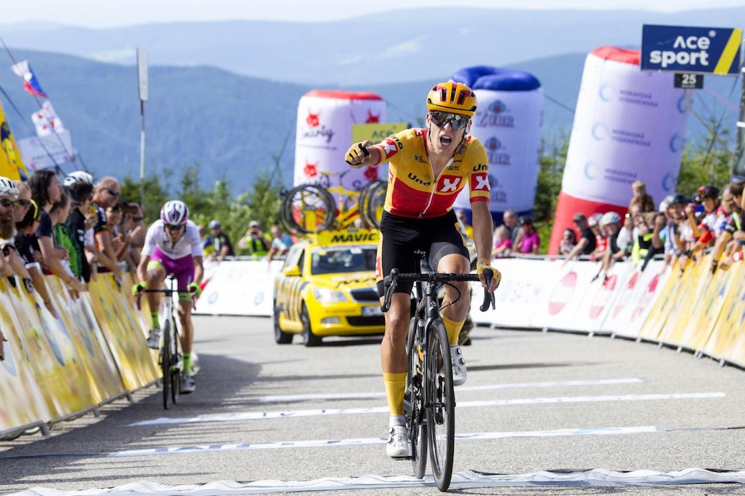 BEGEISTRER: Tobias Halland Johannessens navn er på manges lepper etter prestasjonene hans denne sesongen. Her vinner han en etappe i Szaka Tour i fjor. Foto: Cor Vos