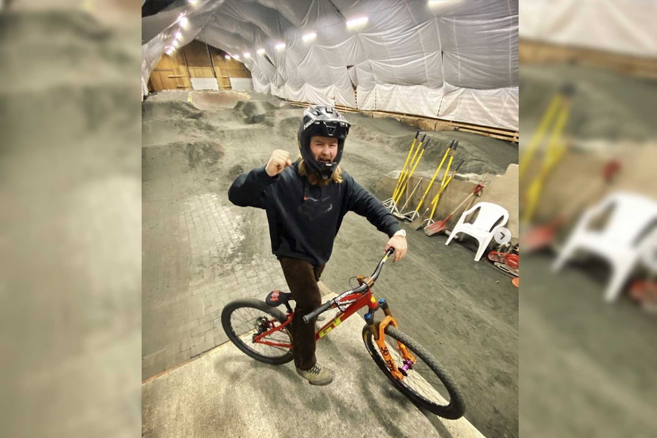 GLAD: Brage Vestavik er endelig tilbake igjen på sykkelen etter krasjen i Red Bull Rampage. Foto: Skjermdump, Instagram. brage vestavik tilbake på sykkel etter Rampage