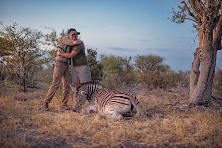 Det er artig å oppleve jaktglede – også når en jaktkompis lykkes i sin jakt. Pontus Hammarlund og PH Steven van der Merwe gleder seg over den felte sebraen i Botswana. To jegere klemmer hverandre etter vellykket jakt på sebra i Botswana