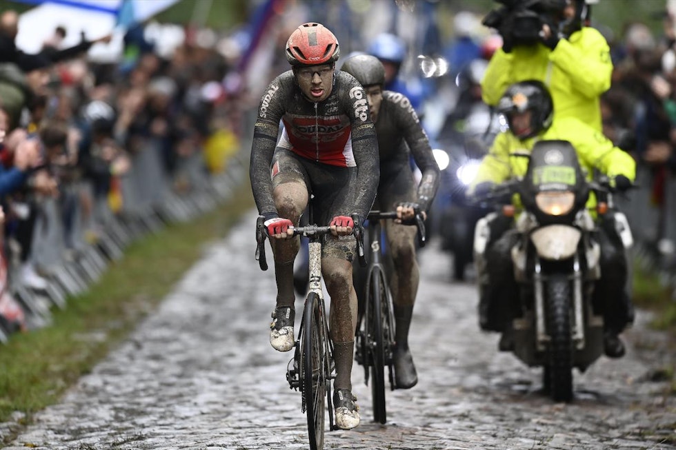 GJØRMEBAD: Fjorårets Paris-Roubaix ble et gjørmebad uten sidestykke, da herrene syklet. Foto: Cor Vos. 