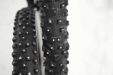 BEST PÅ SNØ OG IS: Noen forskjeller på piggdekk er det, og vi har testet hva som fungerer best til både snø og is - eller begge deler. Foto: Kristoffer H. Kippernes. piggdekk sykkel best i test