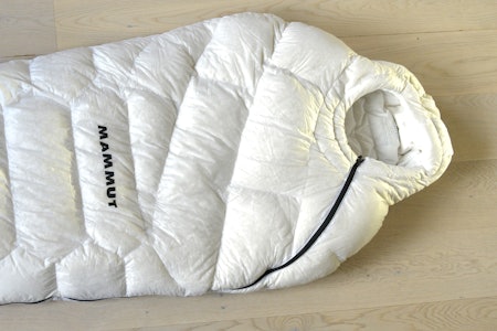 MAMMUT ASP DOWN WINTER: En glidelås som går langs siden nederst og som så vinkler mot halsen virker gjennomtenkt og er blant de beste løsningene vi har prøvd. Foto: Egill Danielsen MAMMUT ASP DOWN WINTER: En glidelås som går langs siden nederst og som så vinkler mot halsen virker gjennomtenkt og er blant de beste løsningene vi har prøvd. Foto: Egill Danielsen