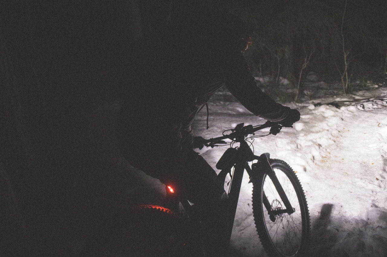 OPPLYST: En lykt på styret, piggdekk og gode sko hjelper deg langt på vei hvis du vil sykle sti om vinteren. Foto: Kristoffer H. Kippernes. stisykling vinter piggdekk oslo