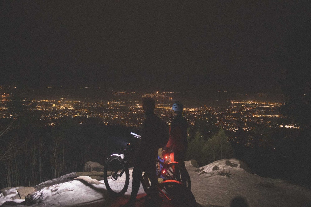 OVER OSLO: En liten pust i bakken over Oslo før turen går videre på snø- og islagte stier. Foto: Kristoffer H. Kippernes. stisykling piggdekk oslo
