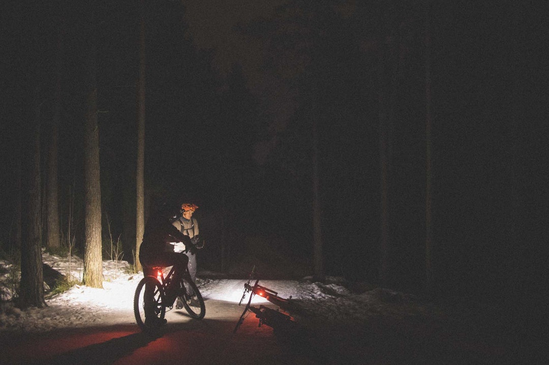 EN FOT I BAKKEN: Øyvind Aas og Trond Vidar Storhaug Kjellén tar en pause underveis på stitur. Foto: Kristoffer H. Kippernes. stisykling piggdekk oslo