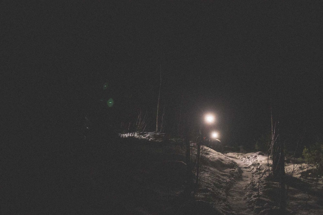 PÅ HJUL: Trond Vidar Storhaug Kjellén leder an ned en hardpakket utforkjøring. Foto: Kristoffer H. Kippernes. stisykling piggdekk oslo