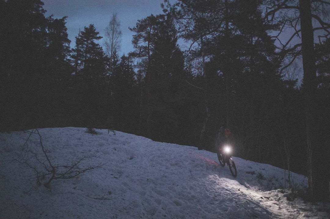 (Nesten) ALENE I SKOGEN: Det er ikke mange folk å treffe i marka om man drar ut på kvelden med lykt på smale stier. Foto: Kristoffer H. Kippernes. stisykling piggdekk oslo