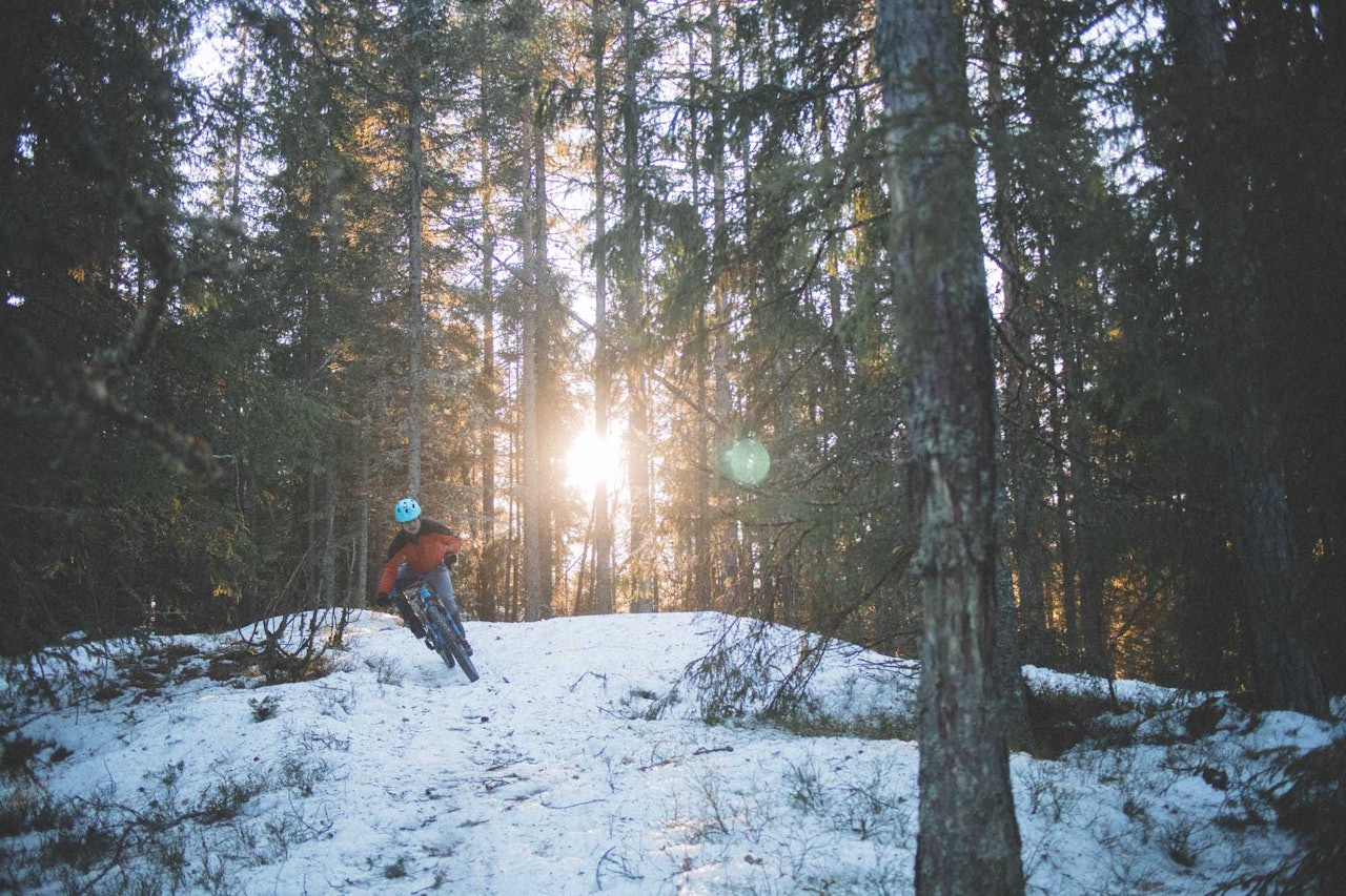 HARDT: Trond Vidar Storhaug Kjellén finner flyten på en smal sti, tråkket ned av andre til fots. Foto: Kristoffer H. Kippernes. stisykling vinter oslo