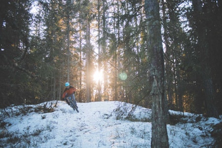HARDT: Trond Vidar Storhaug Kjellén finner flyten på en smal sti, tråkket ned av andre til fots. Foto: Kristoffer H. Kippernes. stisykling vinter oslo