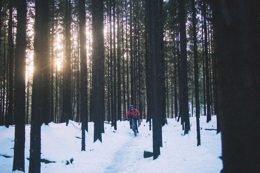 IKKE-STI: Tonje Sameien sykler på en sti som vanligvis ikke er så morsom. Men når vinteren kommer og snøen tråkkes ned, åpner mulighetene seg. Foto: Kristoffer H. Kippernes. stisykling vinter oslo