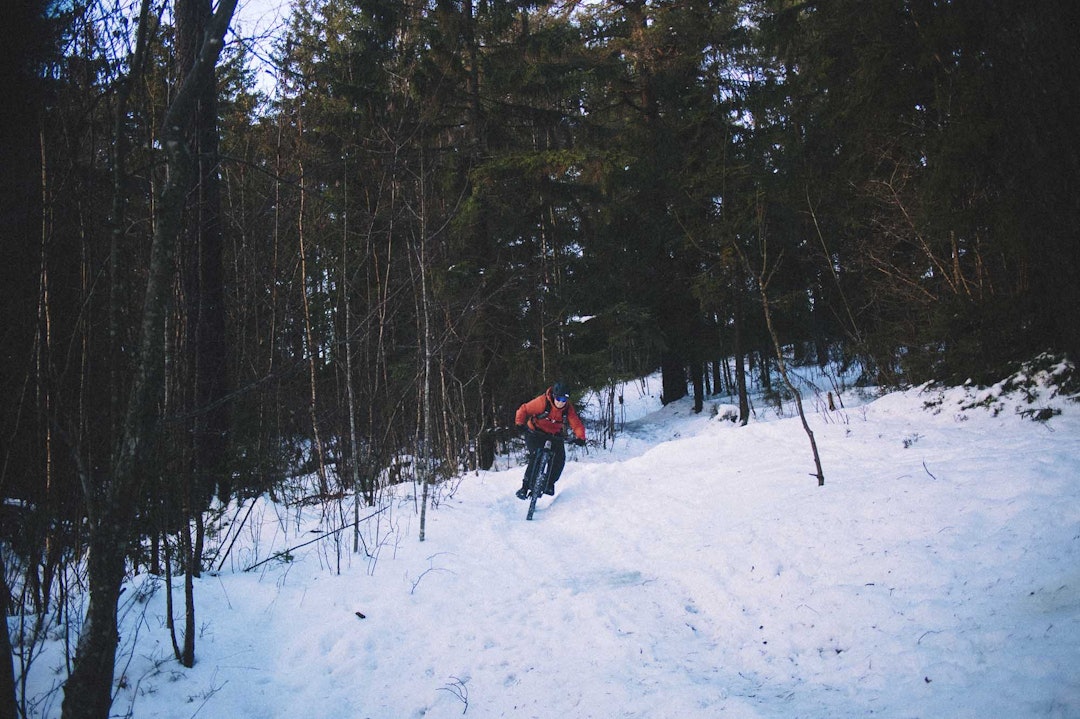 TUSENFRYD: Tonje Sameien setter fart på en sti som best kan sammenlignes med en berg- og dalbane. Foto: Kristoffer H. Kippernes. stisykling piggdekk vinter oslo