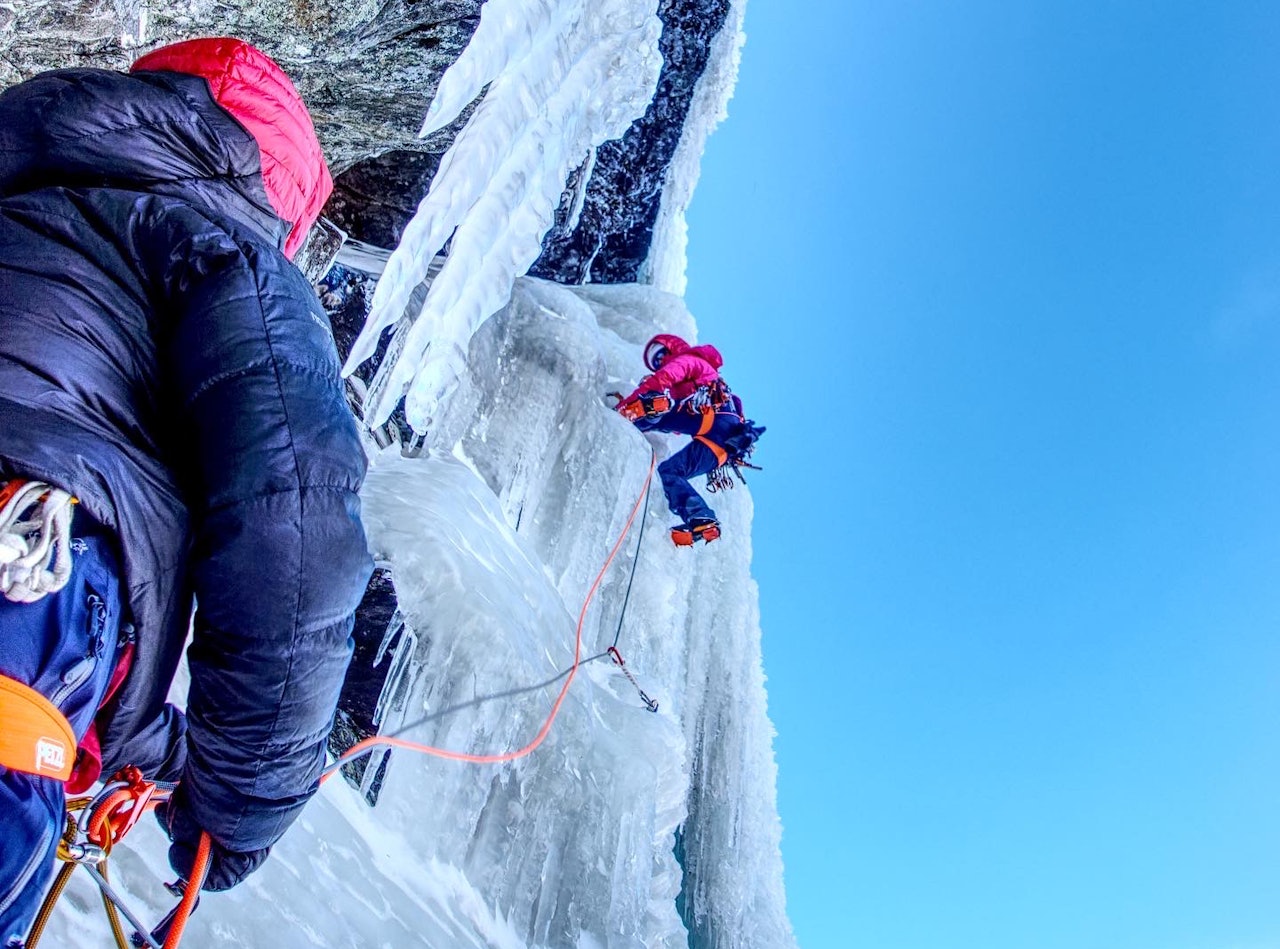 SISTE LENGDE: Heike Schmitt er først i tauet på siste taulengde på Hydnefossen. Foto: Matthias Scherer Isklatring på Hydnefossen i Hemsedal