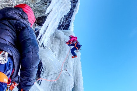 SISTE LENGDE: Heike Schmitt er først i tauet på siste taulengde på Hydnefossen. Foto: Matthias Scherer Isklatring på Hydnefossen i Hemsedal