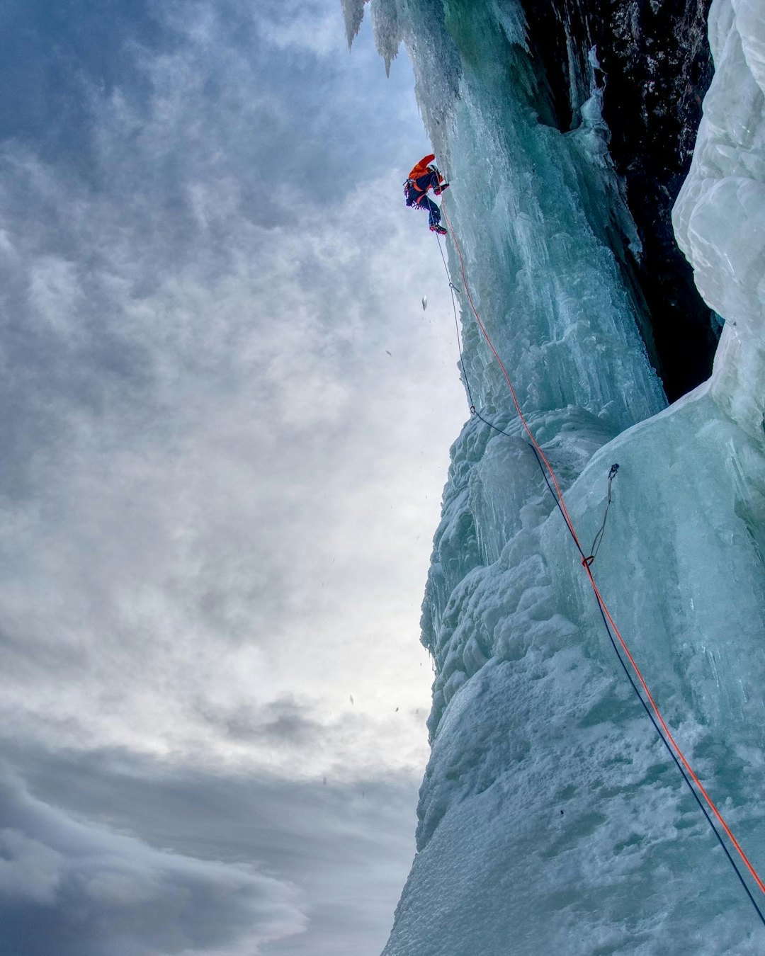 ANDRE TAULENGDE: Matthias Scherer på bratt og krevede is på Hydnefossens andre taulengde. Foto: Tanja Schmitt Isklatring på Hydnefossen i Hemsedal