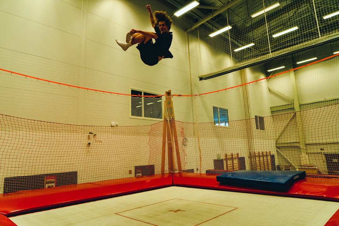 PROSESSEN: Birk Ruud øver stort sett inn alle nye triks på trampoline, setter det sammen og gjør det på ski til slutt.  – Sånn har det alltid vært med de nye triksene jeg har lært meg, sier han. Foto: Christian Nerdrum