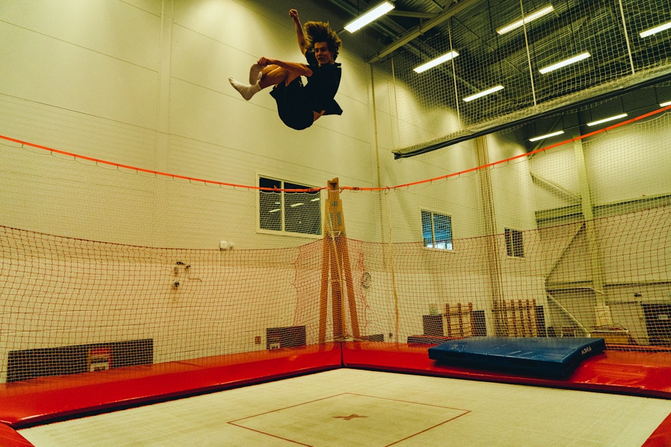 PROSESSEN: Birk Ruud øver stort sett inn alle nye triks på trampoline, setter det sammen og gjør det på ski til slutt. – Sånn har det alltid vært med de nye triksene jeg har lært meg, sier han. Foto: Christian Nerdrum PROSESSEN: Birk Ruud øver stort sett inn alle nye triks på trampoline, setter det sammen og gjør det på ski til slutt. – Sånn har det alltid vært med de nye triksene jeg har lært meg, sier han. Foto: Christian Nerdrum