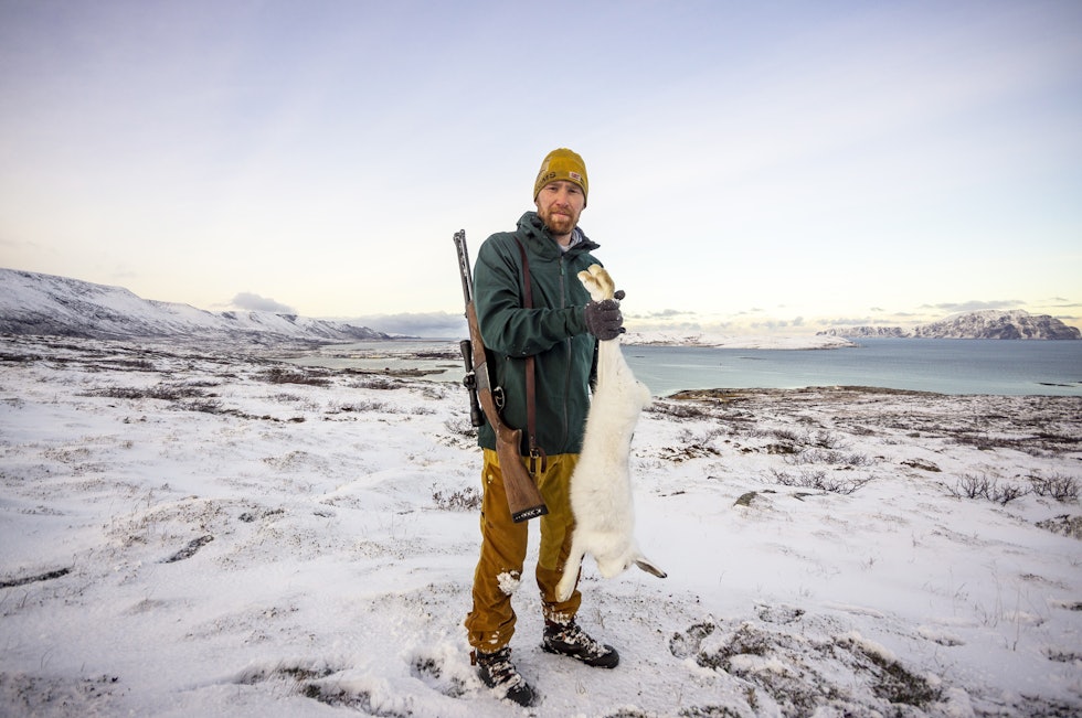 Middagen berga: Kjell-Harald med dagens fangst. Haren er nesten helt hvit, men har nyanser av grått i pelsen. Middagen berga: Kjell-Harald med dagens fangst. Haren er nesten helt hvit, men har nyanser av grått i pelsen.