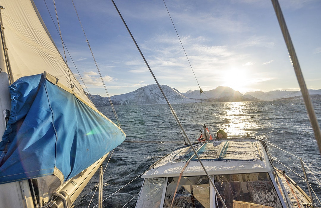 Snyspurven på tokt: Kjell-Harald bruker vinteren til å seile på jakt i nord. Her er det vinterlig seiling ut Ullsfjorden nord for Tromsø. 