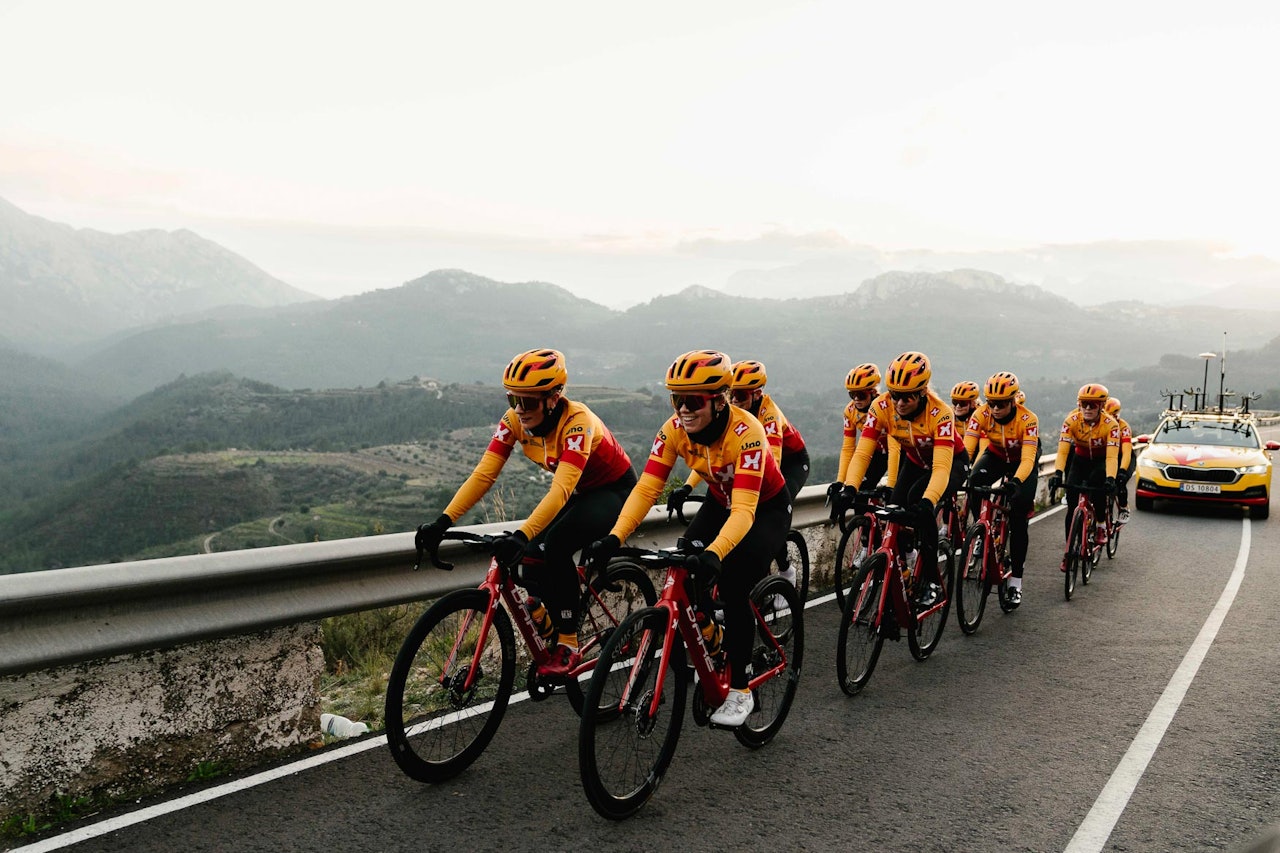 I RUTE: Damelaget til Uno-X er endelig synkronisert i likt tøy og med like sykler. I RUTE: Damelaget til Uno-X er endelig synkronisert i likt tøy og med like sykler.