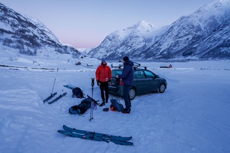 -29 grader: Calum og Krister gjør seg klar på en av de kaldeste morgenene registrert i Sogn. Foto: Vegard Aasen Topptur Veitastrond i Sogn.