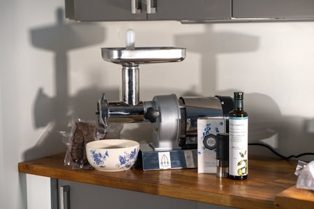 Blankt beist: Kjøttkverna Tre Spade 22 Inox er laga i rustfritt stål, noe som gjør den enklere å holde ren. Blankt beist: Kjøttkverna Tre Spade 22 Inox er laga i rustfritt stål, noe som gjør den enklere å holde ren.