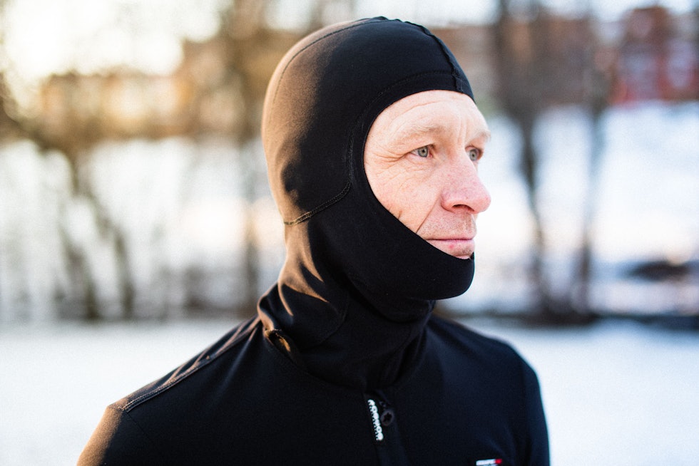 VARM HETTE: Den integrerte hetta har ekstra fór i pannen og tynnere fór foran munn og nese. Assos Equipe RS Winter Mid Layer